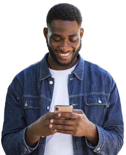 Rapaz negro segurando um Smartphone